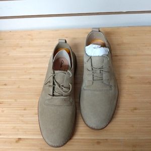 Men Clark's Beige Lace Up PLEASE NOTICE 🧐ONE Pair is a LIGHTER Shade GREAT DEAL
